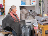 Hanne nous montre l'entrepot et les produits